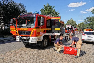 Fünf Verletzte bei Brand in Mehrfamilienhaus - Da die Einsatzleitung von einer größeren Zahl an Verletzten ausgehen musste, wurde das Alarmstichwort auf MANV erhöht. Foto: Roland Halkasch