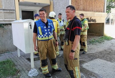 Fünf Verletzte bei Brand in Mehrfamilienhaus - Obwohl der Brand mit einem Strahlrohr schnell gelöscht werden konnte, mussten durch die Feuerwehr insgesamt 14 Menschen zum Teil mit Brandfluchthauben über den Treppenraum gerettet werden. Foto: Roland Halkasch