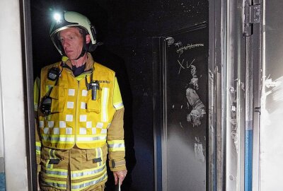 Fünf Verletzte bei Brand in Mehrfamilienhaus - Insgesamt fünf Menschen mussten mit Rauchgasvergiftungen transportiert werden. Foto: Roland Halkasch