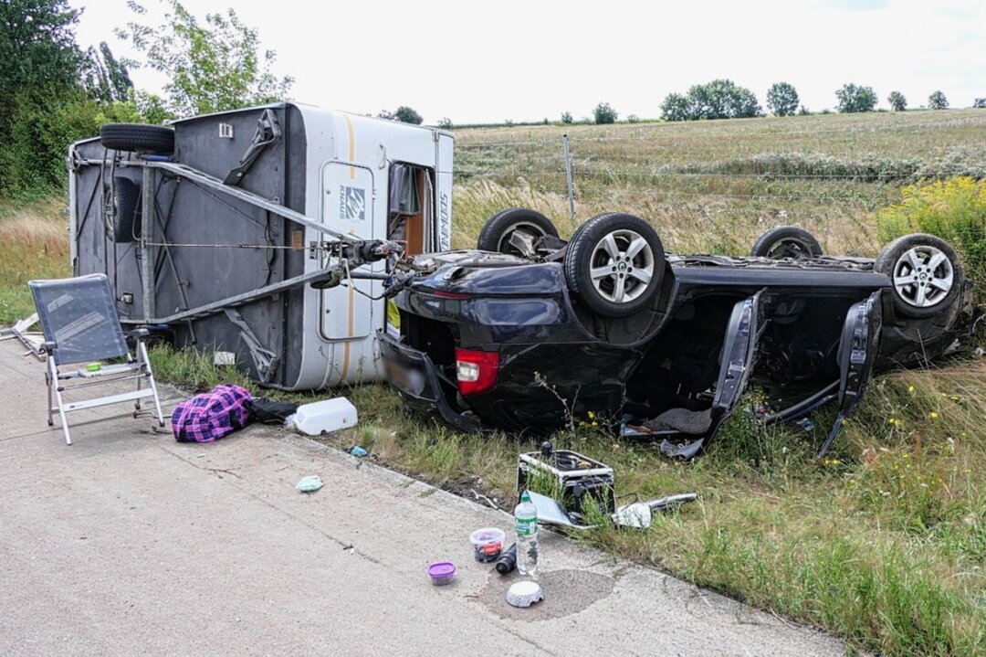 Fünf Verletzte bei Unfall auf A14: PKW mit Anhänger überschlagen - Auf der Autobahn A14 kam es Samstagvormittag zu einem schweren Unfall. Foto: Sören Müller