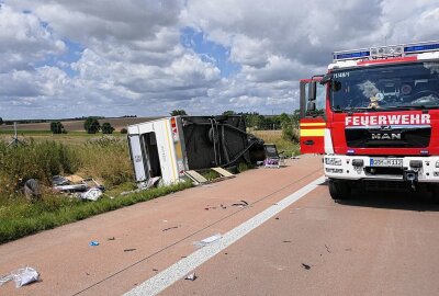 Fünf Verletzte bei Unfall auf A14: PKW mit Anhänger überschlagen - Laut ersten Informationen vom Unfallort waren ein Wohnanhängergespann und ein VW Golf kurz nach 10 Uhr aus bislang unbekannten Gründen kollidiert. Foto: Sören Müller