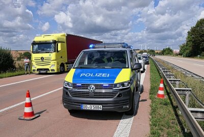 Fünf Verletzte bei Unfall auf A14: PKW mit Anhänger überschlagen - Das Zugfahrzeug, ein Skoda, blieb auf dem Dach liegen, der Wohnanhänger auf der Seite. Foto: Sören Müller