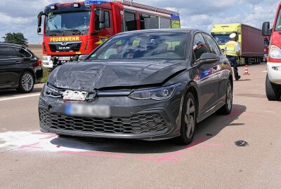 Fünf Verletzte bei Unfall auf A14: PKW mit Anhänger überschlagen - Alle fünf Beteiligten wurden laut Feuerwehr leicht verletzt und durch den Rettungsdienst in Obhut genommen. Foto: Sören Müller