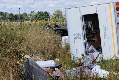 Fünf Verletzte bei Unfall auf A14: PKW mit Anhänger überschlagen - Beide Fahrzeuge waren so schwer beschädigt, dass sie abgeschleppt werden mussten. Foto: Sören Müller