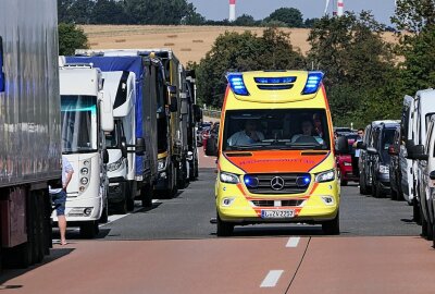 Fünf Verletzte bei Unfall auf A14: PKW mit Anhänger überschlagen - Die A14 musste über mehrere Stunden während des Einsatzes und der Unfallaufnahme in Richtung Dresden voll gesperrt werden. Foto: Sören Müller