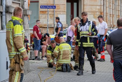 Fünf Verletzte nach Pfefferspray-Attacke in Restaurant - Die ersteintreffenden Kräfte der Feuer- und Rettungswache Übigau stellten bei der Sichtung insgesamt fünf Personen im Alter zwischen 44 und 67 Jahren fest, welche Symptome aufwiesen. Foto: Roland Halkasch