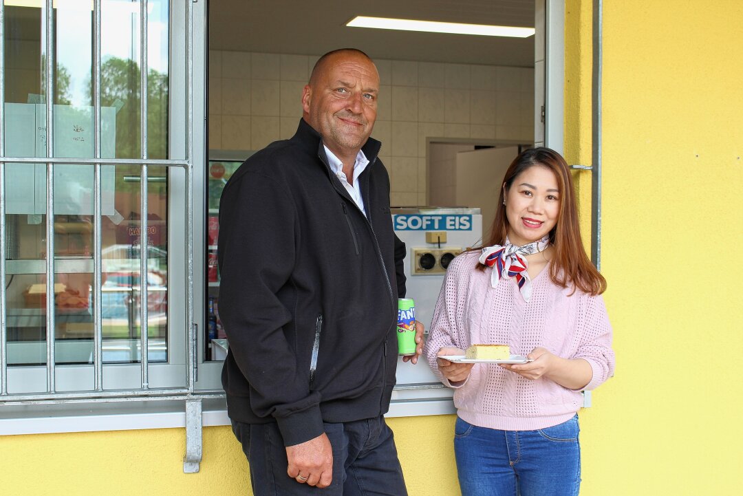 Für die Stärkung nach dem Schwimmen ist gesorgt: Imbiss am Sonnenbad hat neue Betreiberin - Dirk Schuler und Ngog Nguyen freuen sich auf viele zufriedene Badbesucher. Foto: Annett Büchner