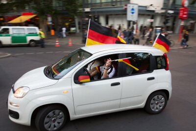 Fußball-EM: Was Fans tun dürfen - und was nicht - Fußballfans feiern einen Sieg der Deutschen mit einem Autokorso - alles ist dabei aber nicht erlaubt.