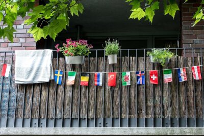 Fußball-EM: Was Fans tun dürfen - und was nicht - Auf dem Balkon Fußball schauen? Kein Problem, solange man zu später Stunde nicht zu sehr lärmt.