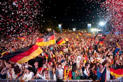 Fußball-EM: Was Fans tun dürfen - und was nicht - Neues Sommermärchen? Deutsche Fans hoffen natürlich auf den Titel für die Nationalelf.