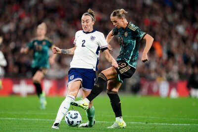 Fußball mit Ansage: "Lionesses" nennen U-Bahn-Haltestellen - Lucy Bronze (l.) ist eine der Spielerinnen, die mit einer Ansage auffallen. (Archivbild)