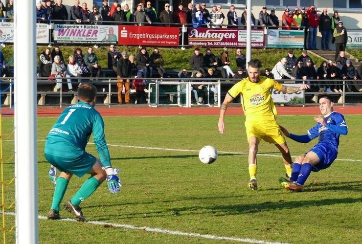 Fußball-Sachsenpokal: Marienberg hofft aufs letzte Viertelfinal-Ticket - Gegen Riesa stellte André Luge mit seinem 1:0 früh die Weichen für Marienberg.