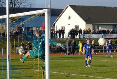 Fußball-Sachsenpokal: Marienberg hofft aufs letzte Viertelfinal-Ticket - Hier hat der Riesaer Keeper Glück, dass der Ball an die Latte ging.