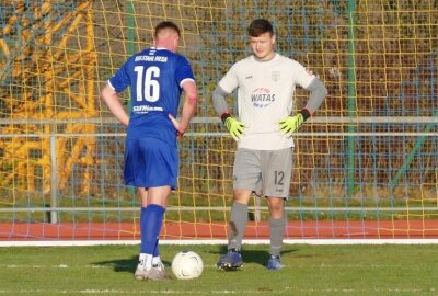 Fußball-Sachsenpokal: Marienberg hofft aufs letzte Viertelfinal-Ticket - Nervenspielchen vor dem Elfmeter, mit dem Riesa auf 1:2 verkürzte.