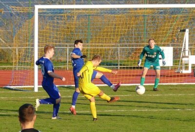 Fußball-Sachsenpokal: Marienberg hofft aufs letzte Viertelfinal-Ticket - Dieser Schlenzer von Valentin Pohle verfehlt sein Ziel.