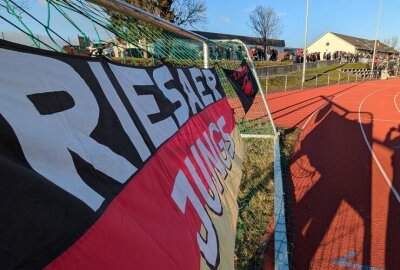 Fußball-Sachsenpokal: Marienberg hofft aufs letzte Viertelfinal-Ticket - Die BSG Stahl war mit lautstarken Fans angereist.