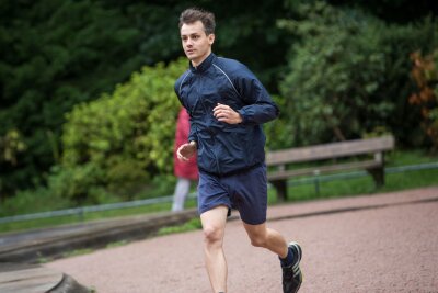 Fußball-Training: Wie du auf dem Feld die Leistung steigerst - Wer sich beim Fußballspielen verbessern will, sollte auch die Ausdauer trainieren.