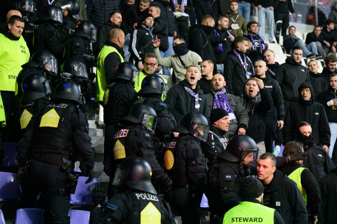 Fußballfan bei Ostderby in Aue am Kopf verletzt - Polizisten stehen im Fanblock von Aue.