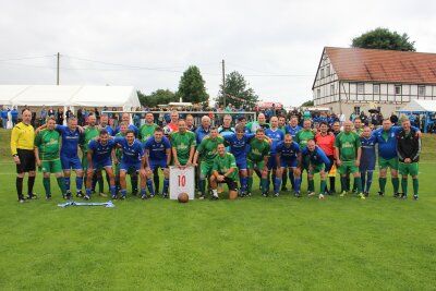 Vereinsfoto zur 100 Jahr Feier. Ein alter Fußball und ein uraltes Trikot sind im Fokus. 