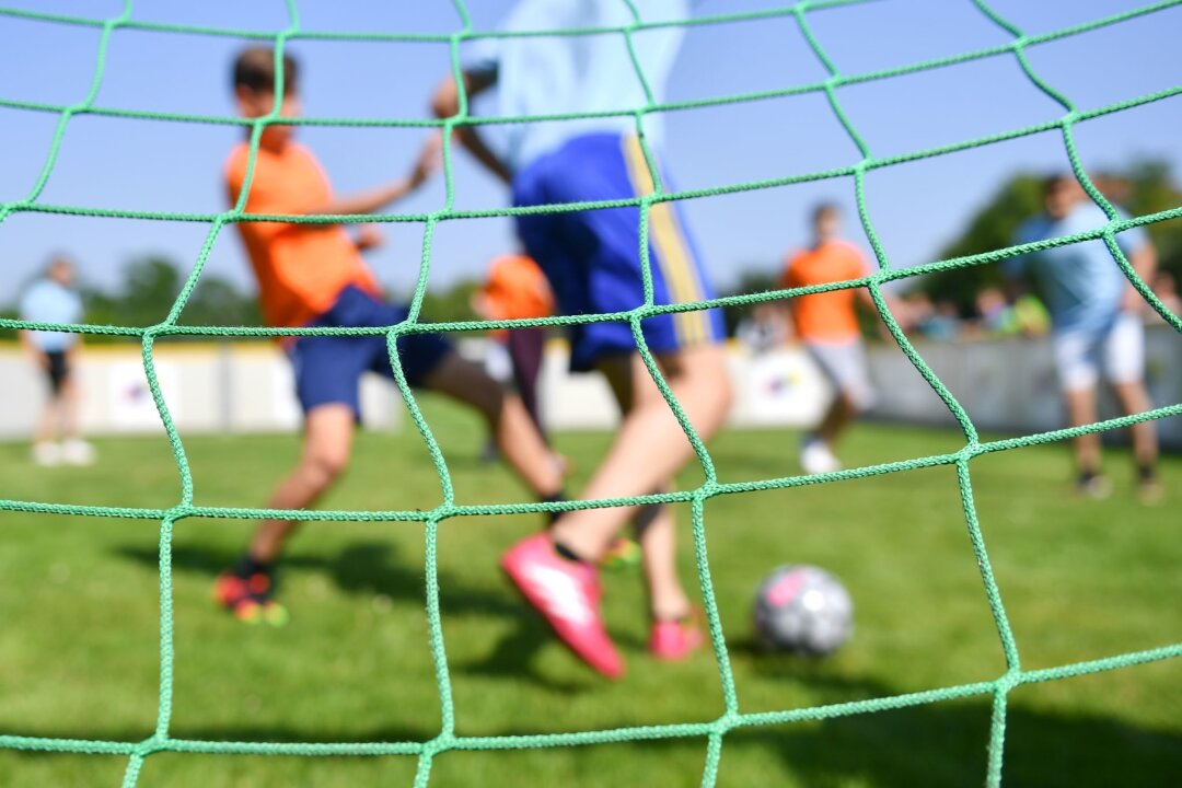 Fußballsport: So gelingt Kindern der Einstieg - Frische Luft und viel Bewegung: Beim Fußball können sich Kinder richtig austoben.