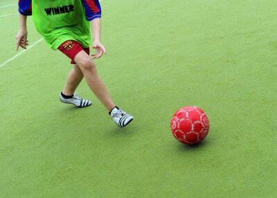 Fußballsport: So gelingt Kindern der Einstieg - Wie das Fußballtraining abläuft, hängt vom Alter der Kinder ab.