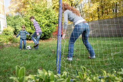 Fußballsport: So gelingt Kindern der Einstieg - Eltern können ihre Kinder beim Fußballspielen unterstützen.