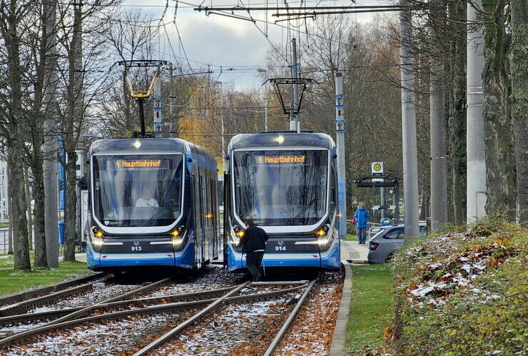 Fußgänger prallt mit Straßenbahn zusammen: Einschränkungen im Bahnverkehr - Die Straßenbahnen fahren in größeren Abständen, da sie über eine Weiche umgeleitet werden. Dadurch kommt es zu starken Verzögerungen im Straßenbahnverkehr.