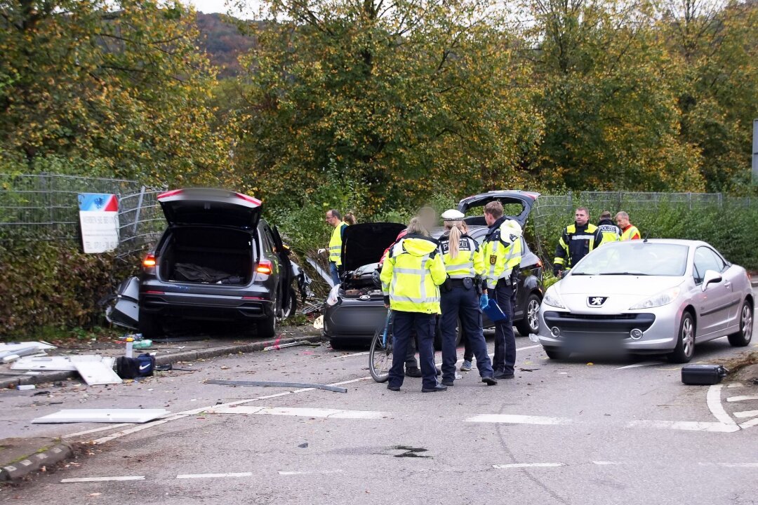 Fußgänger von Auto erfasst: Mutter und zwei Kinder tot - Eine Mutter und ihre zwei kleinen Söhne starben noch an der Unfallstelle. 