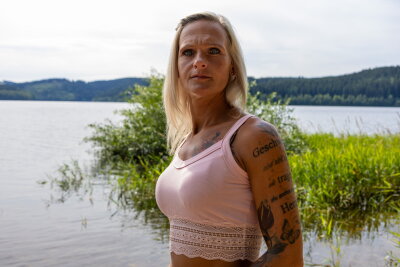 Gaby (42) - die tätowierte Sportlerin aus dem Erzgebirge, die immer auffällt - Sie engagiert sich aktiv im Tierschutz und springt als Urlaubsvertretung für Haustiere ein.