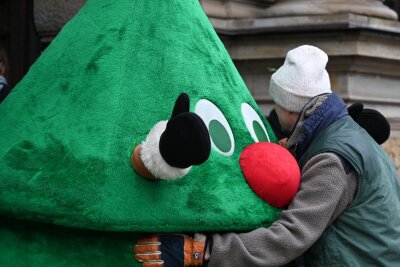 Gärtner stellt heimlich Weihnachtsbaum vor Kita - verurteilt - Ein Gärtner muss sich wegen Hausfriedensbruches verantworten, weil er auf einem umzäunten Kita-Gelände heimlich einen Weihnachtsbaum aufgestellt hat. Die Kita hatte sich zuvor gegen einen Baum entschieden.