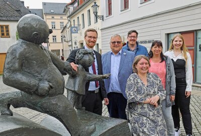 Galerie e.o.plauen und die Spitzenstadt rücken näher zusammen - Nach der Änderung der Förderrichtlinien des Kulturraumes Vogtland-Zwickau: Plauens Kulturbürgermeister Tobias Kämpf (CDU), der stellvertretende Stiftungsratsvorsitzende Walter Klaubert, Kulturbetriebsmitarbeiter Karsten Schmidt, Kuratorin Iris Haist, Kulturbetriebs-Leiterin Kerstin Karch und Galerie-Mitarbeiterin Sarah Kühnel (v.li.) wollen Ohsers Nachlass auf ein gemeinsames tragfähiges Fundament stellen. Foto: Thomas Voigt