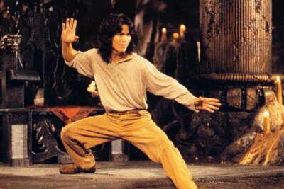 Game over oder Continue? Die besten und peinlichsten "Spiel-Filme" Hollywoods - Bereits Mitte der 90-er traten Liu Kang und Co. in der allerersten Videospieladation von "Mortal Kombat" an, um die Welt vor dem Seelenfresser Shang-Tsung zu retten, indem sie sein Gefolge und letztlich ihn selbst in einem Martial-Arts-Turnier besiegen. Mit seinen plumpen Technobeats und ungelenken Computeranimationen wirkte Paul W. S. Andersons Film im Vergleich zum aktuellen Reboot wie Kasperletheater. Die beiden Fortsetzungen waren noch schlimmer.