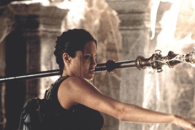 Game over oder Continue? Die besten und peinlichsten "Spiel-Filme" Hollywoods - Im Jahr 2001 schlüpfte Angelina Jolie erstmals in die Rolle der Lara Croft. Unter der Leitung des actionerfahrenen Regisseurs Simon West ("Con Air") entstand unterhaltsames Popcorn-Kino, das zwei Jahre später mit "Lara Croft - Tomb Raider - Die Wiege des Lebens" fortgesetzt wurde.