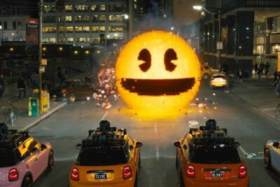 Game over oder Continue? Die besten und peinlichsten "Spiel-Filme" Hollywoods - "Pac-Man" - der Film? Nicht ganz. Im Komödien-Spekaktel "Pixels" (2015) wird die Erde auf möglichst durchgeknallte Art bedroht - von außerirdischen Mächten, die sich viel zu lange mit Arcade-Game-Klassikern beschäftigt haben und in Form der Zocker-Lieblinge angreifen. So hinterlässt "Pac-Man" - gar nicht mehr putzig - eine Spur der Zerstörung in den Straßen von New York.