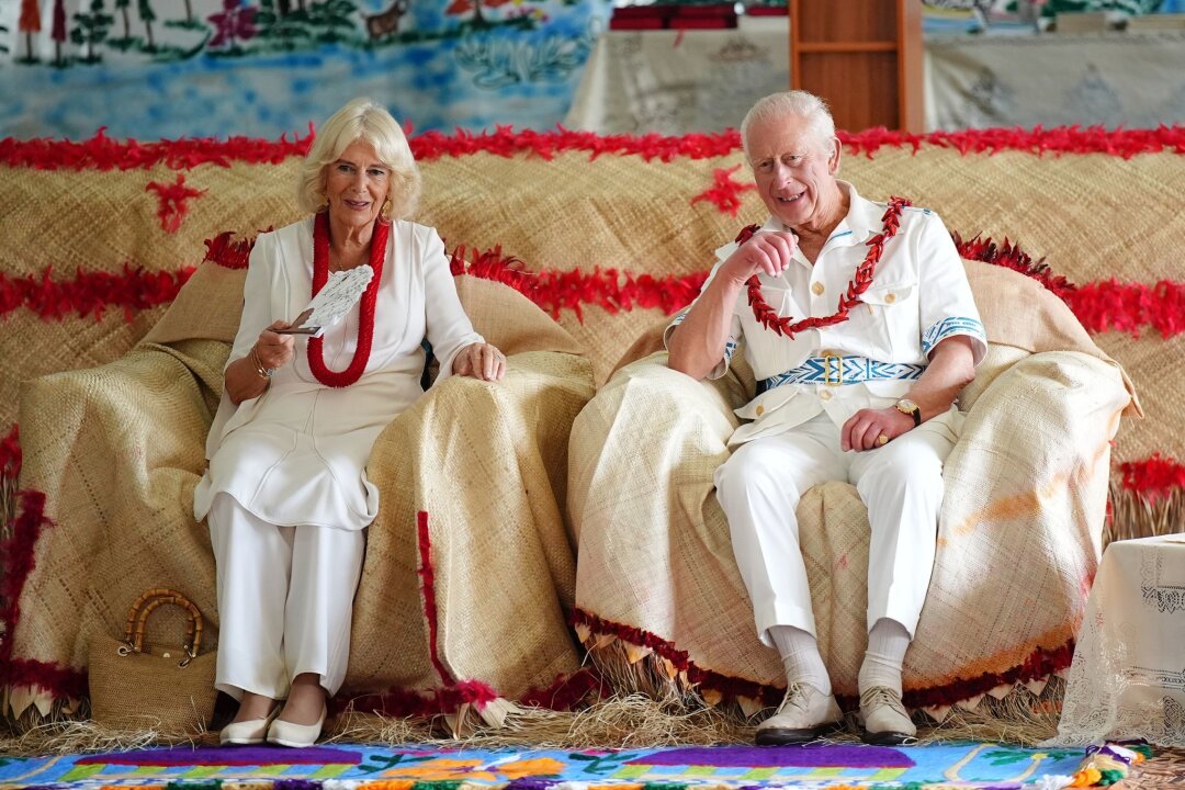 Ganz in Weiß: Charles und Camilla im Pazifikstaat Samoa - In sommerlichem Outfit zeigten sich Charles und Camilla am ersten Tag des Besuchs.