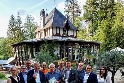 Ganz natürlich: Staffelstabübergabe bei den Bad Brambacher Mineralquellen - Standortleiterwechsel bei den Bad Brambacher Mineralquellen. Andreas Umlauft (Mitte) geht in den Ruhestand, Toni Oettel (Zweiter von rechts) übernimmt. Technik und Finanzen Vorstand Mathias Keil (Vierter von rechts) und Technik Geschäftsführer Andreas Henschke (Vierter von links) mit vertrauten Mitarbeitern der beiden. Foto: Bad Brambacher Mineralquellen