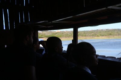 Garden Route für Frühaufsteher: Südafrika als Vogelparadies - Birder-Nachwuchs: Schulkinder in einem Vogelbeobachtungsunterstand in Stilbaai.