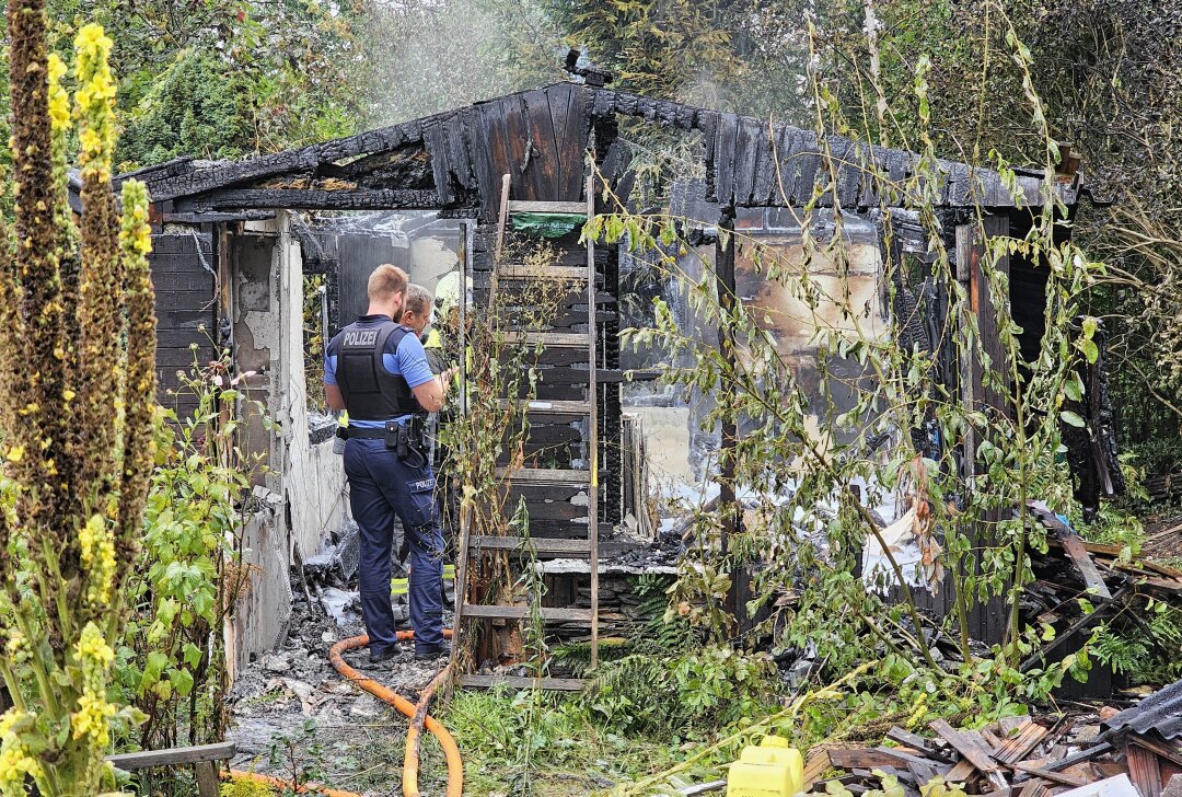 Gartenlaube brennt nach Explosion völlig aus: Verdacht auf Brandstiftung - In Wilkau-Haßlau brannte eine Laube völlig aus. Foto: Mike Müller