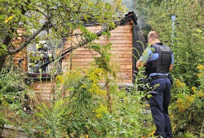 Gartenlaube brennt nach Explosion völlig aus: Verdacht auf Brandstiftung - In Wilkau-Haßlau brannte eine Laube völlig aus. Foto: Mike Müller