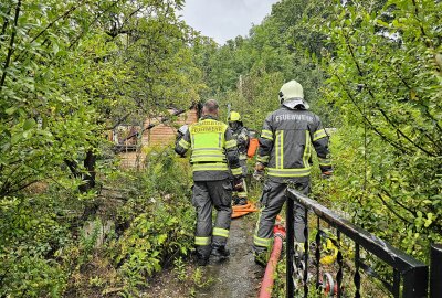 Gartenlaube brennt nach Explosion völlig aus: Verdacht auf Brandstiftung - In Wilkau-Haßlau brannte eine Laube völlig aus. Foto: Mike Müller