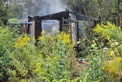 Gartenlaube brennt nach Explosion völlig aus: Verdacht auf Brandstiftung - In Wilkau-Haßlau brannte eine Laube völlig aus. Foto: Mike Müller