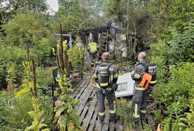 Gartenlaube brennt nach Explosion völlig aus: Verdacht auf Brandstiftung - In Wilkau-Haßlau brannte eine Laube völlig aus. Foto: Mike Müller