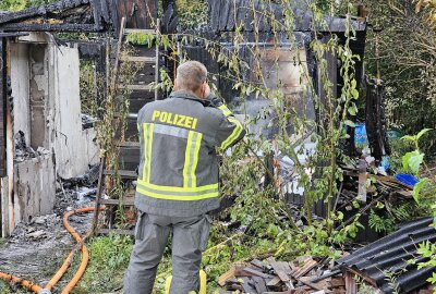 Gartenlaube brennt nach Explosion völlig aus: Verdacht auf Brandstiftung - In Wilkau-Haßlau brannte eine Laube völlig aus. Foto: Mike Müller