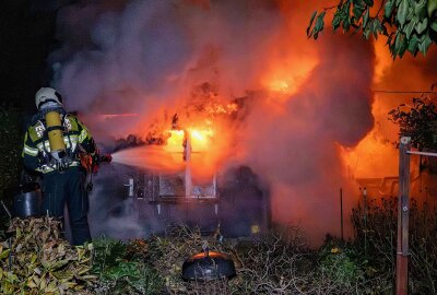 Gartenlaube im Vollbrand - Flammen breiten sich aus - Am späten Dienstagabend kam es in Zittau zu einem Brand einer Gartenlaube. Foto: xcitepress