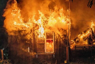 Gartenlaube im Vollbrand - Flammen breiten sich aus - Die Polizei ermittelt zur Brandursache. Foto: xcitepress