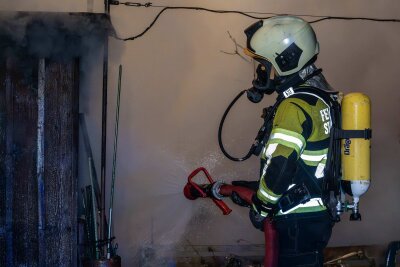 Gartenlaube im Vollbrand - Flammen breiten sich aus - Mehrere Feuerwehren waren im Einsatz. Foto: xcitepress