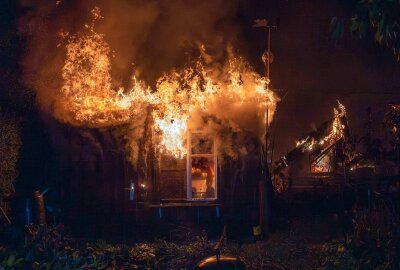 Gartenlaube im Vollbrand - Flammen breiten sich aus - Das Feuer griff auf eine weitere Gartenlaube über. Foto: xcitepress