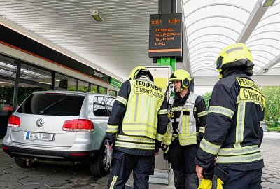 Gasaustritt an HEM Tankstelle in Glösa - Die Berufsfeuerwehr Chemnitz sowie die Freiwilligen Feuerwehren Glösa und Wittgensdorf wurden daraufhin alarmiert und trafen am Ort des Geschehens ein. Foto: Harry Härtel