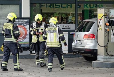 Gasaustritt an HEM Tankstelle in Glösa - Die Berufsfeuerwehr Chemnitz sowie die Freiwilligen Feuerwehren Glösa und Wittgensdorf wurden daraufhin alarmiert und trafen am Ort des Geschehens ein. Foto: Harry Härtel