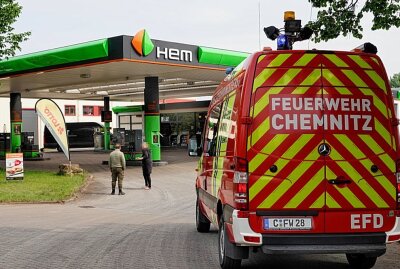 Gasaustritt an HEM Tankstelle in Glösa - Am Samstagmorgen wurde in der Blankenburgstraße an der HEM Tankstelle, eine Gasausströmung gemeldet, unmittelbar nachdem ein VW PKW betankt worden war. Foto: Harry Härtel